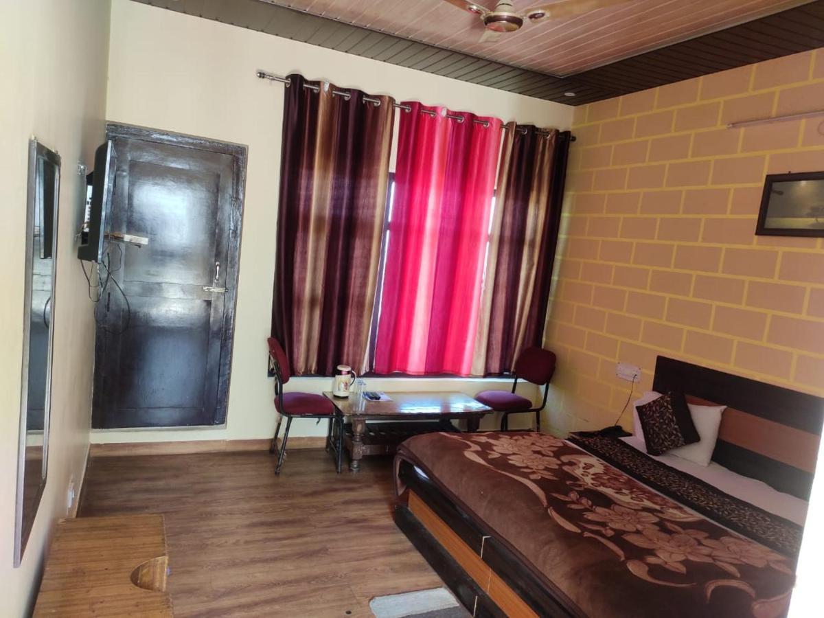 Hotel Deepraj, Каусані Екстер'єр фото