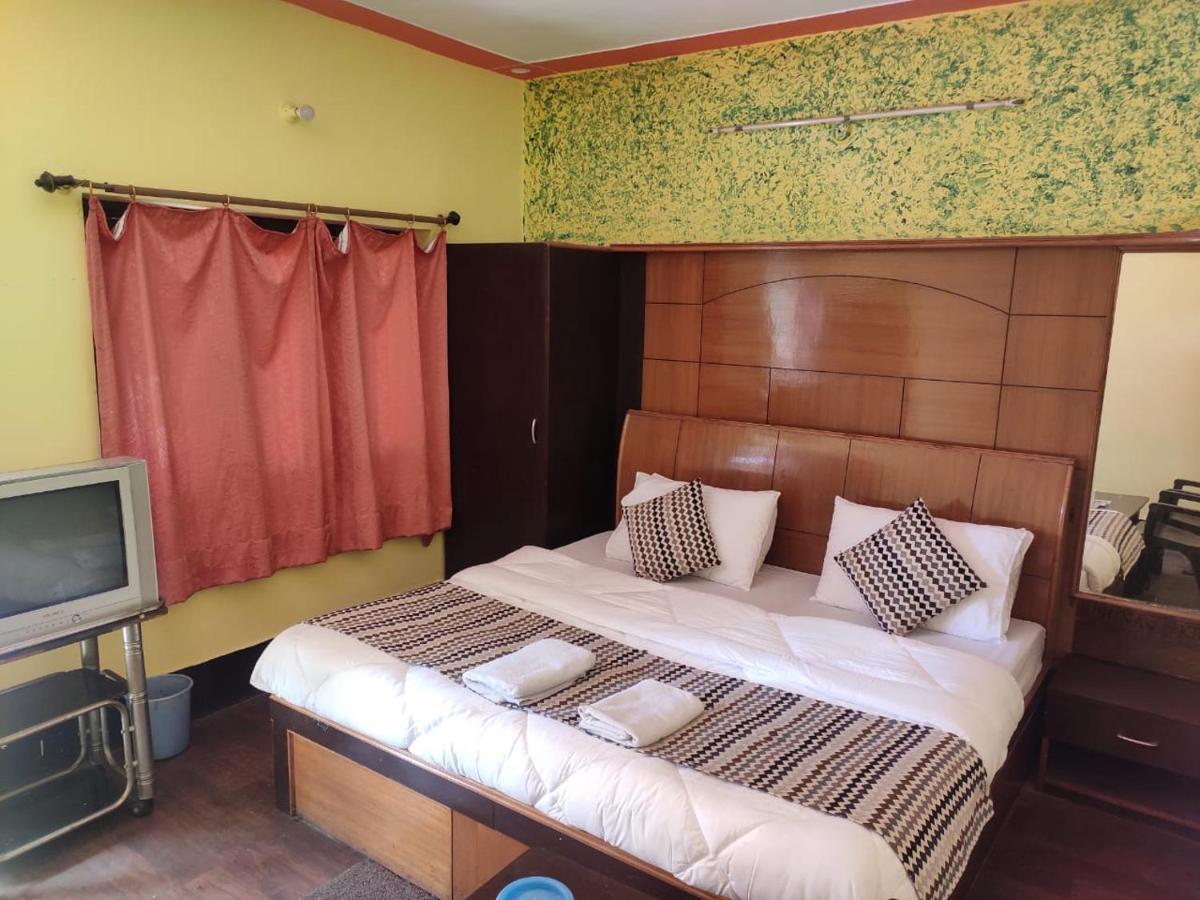 Hotel Deepraj, Каусані Екстер'єр фото