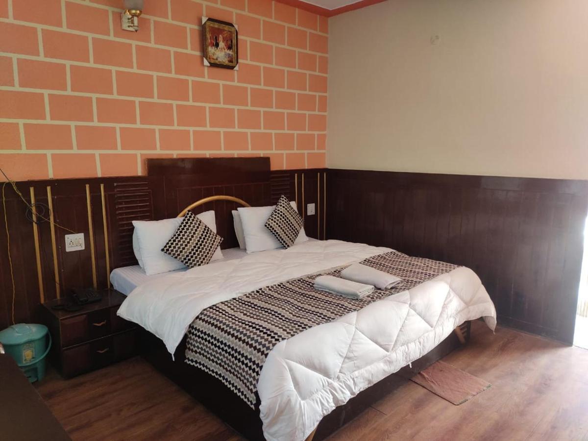 Hotel Deepraj, Каусані Екстер'єр фото