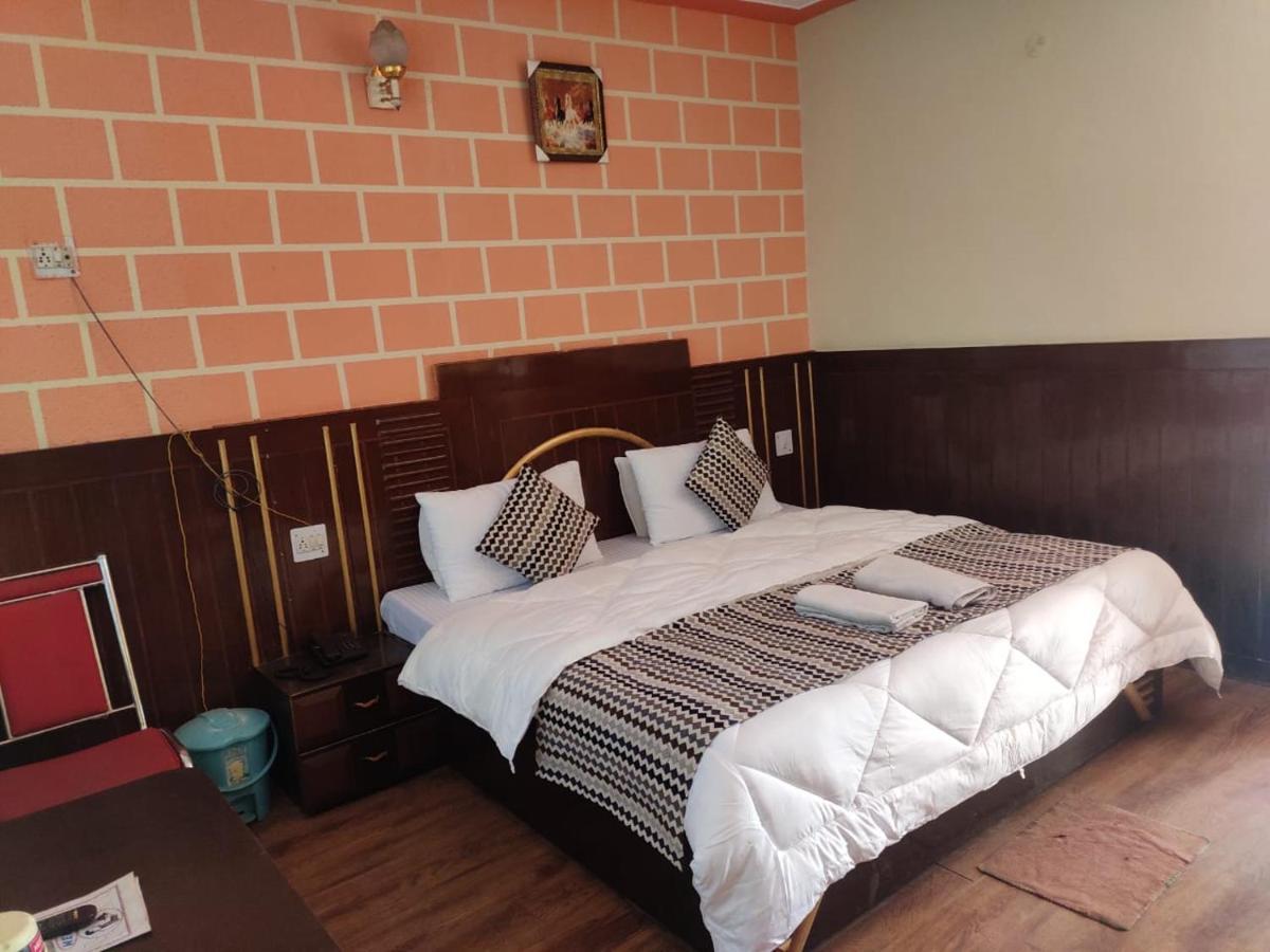 Hotel Deepraj, Каусані Екстер'єр фото